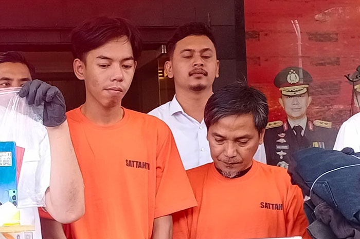 Polisi memamerkan wajah Hisyam Akbar Pahlevi dan tersangka penadahan ponsel Abdul Kodir ke hadapan awak media kemarin (13/5).