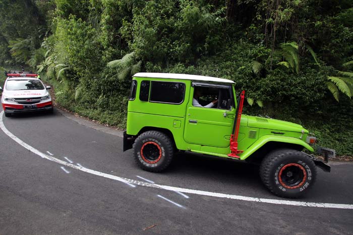 BAKAL DIPERHATIKAN: Lokasi kecelakaan di Desa Ngadas termasuk jalur ekstrem yang menurun. Sayangnya, belum ada pagar pembatas di jalur tersebut.