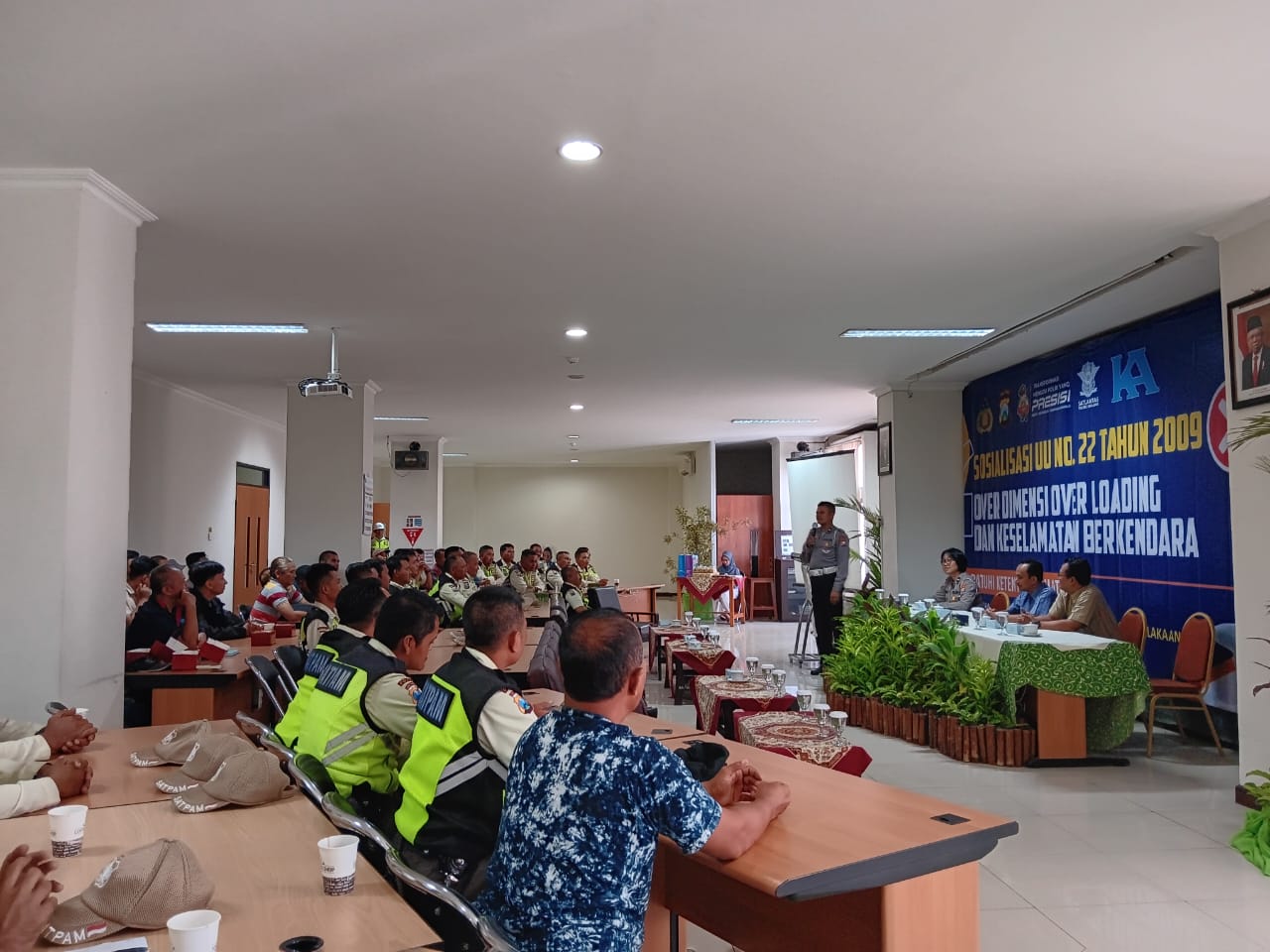 TERTIB BERLALU LINTAS: Sopir truk tebu, perwakilan petani tebu, dan asosiasi petani tebu mengikuti sosialisasi di PG Kebon Agung kemarin.