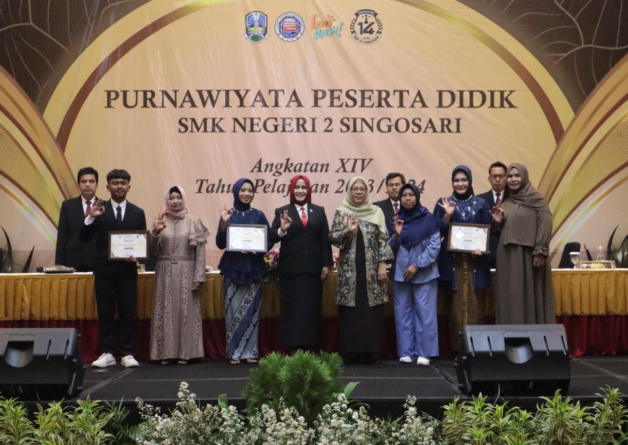 Kepala Cabang Dinas Pendidikan Prov. Jatim Wilayah Kabupaten Malang Dr Dra Ema Sumiarti MSi (depan), bersama Kepala Sekolah Sumijah SPd MSi memberikan penghargaan kepada siswa berprestasi saat Purnawi