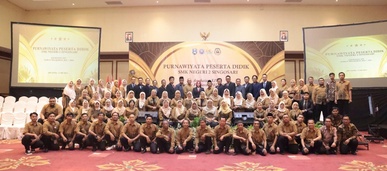 Kebersamaan Kepala Sekolah Sumijah SPd MSi (tengah atas), seluruh guru dan staf saat acara Purnawiyata SMKN 2 Singosari di Hotel Ijen Suites.