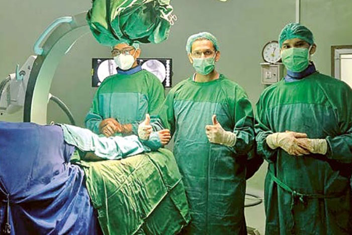 MEMBAIK: Tim dokter RST dr Soepraoen menuntaskan proses operasi ke korban laka bernama Fatin, kemarin siang.