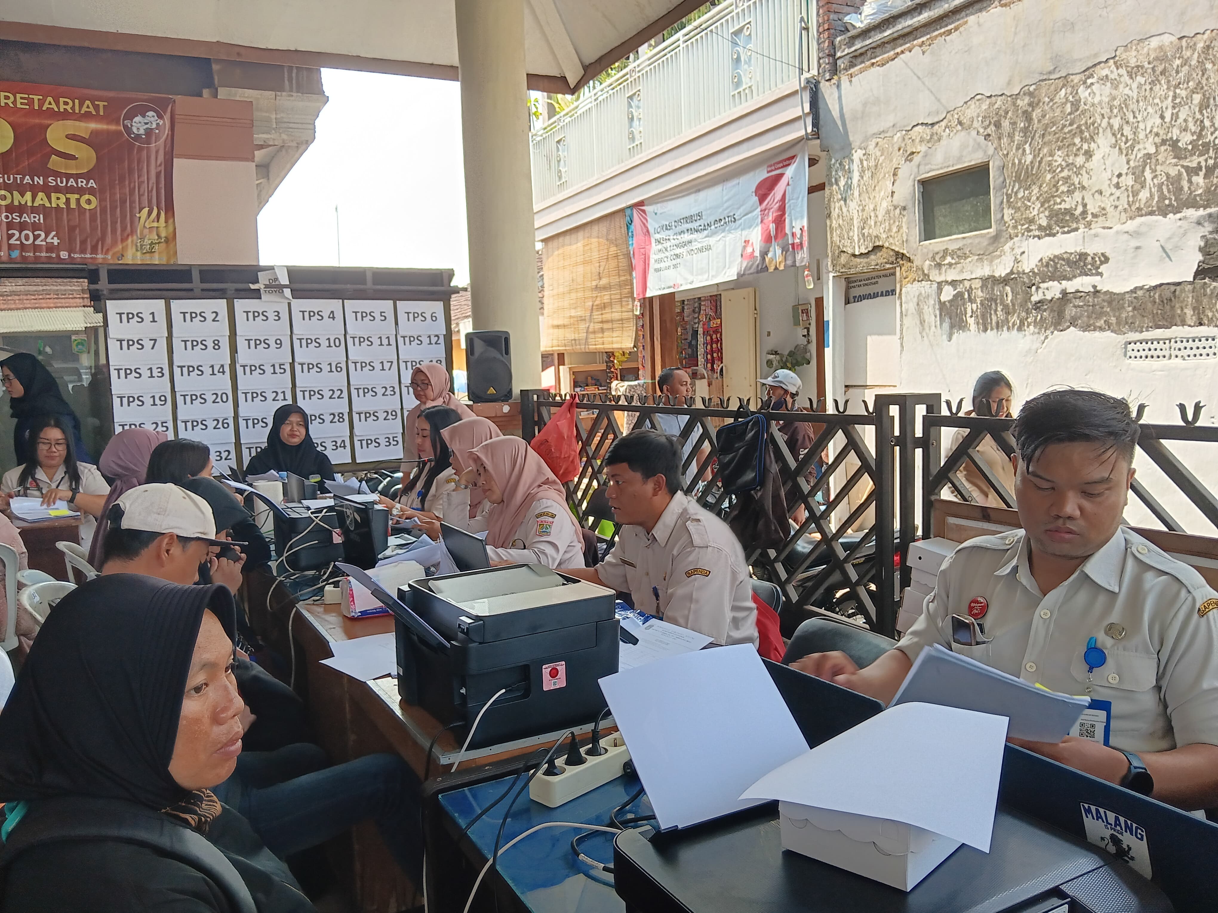 JEMPUT BOLA: Petugas Bapenda Kabupaten Malang melayani warga yang membayar pajak di kantor Desa Toyomarto, Singosari tahun lalu.