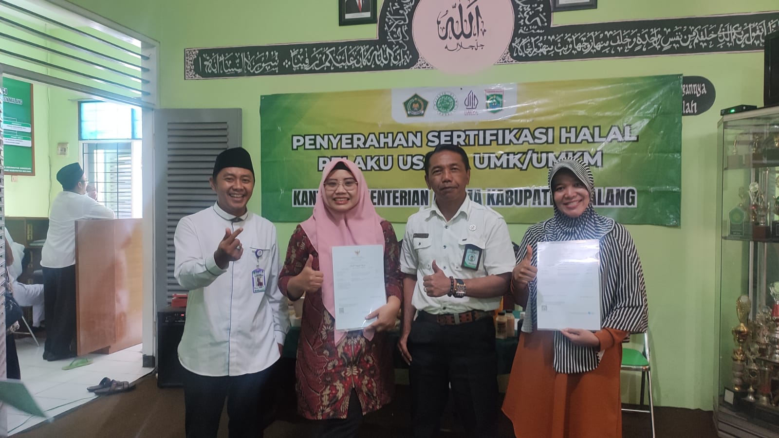 PRODUK LOKAL: Dua pelaku UMKM menerima sertifikat halal di kantor Kemenag Kabupaten Malang kemarin (17/5).