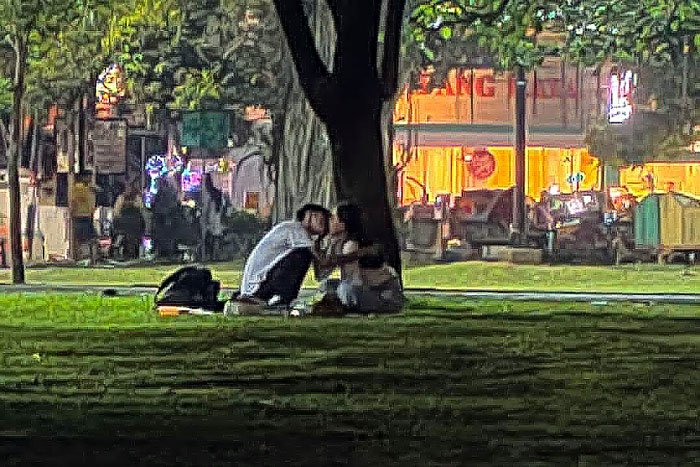 TERBUKTI: Petugas Satpol PP Kota Malang memergoki sepasang remaja berbuat asusila di sisi Selatan Alun-Alun Merdeka, Rabu malam (15/5).