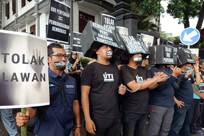 Jurnalis dari PWI, AJI, PFI dan IJTI Malang unjuk rasa menolak RUU Penyiaran yang ditengarai melarang jurnalisme investigasi