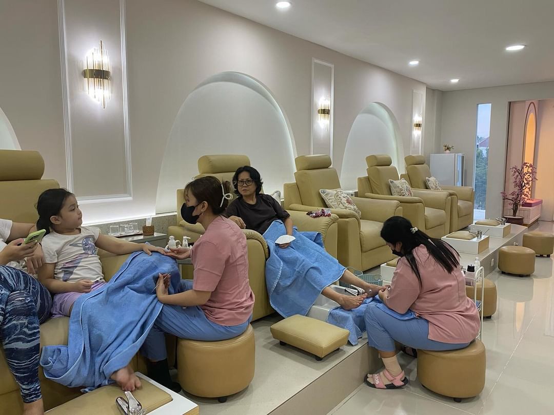 Sejumlah customer tengah menjalani proses nail art di Cosmopolish Studio