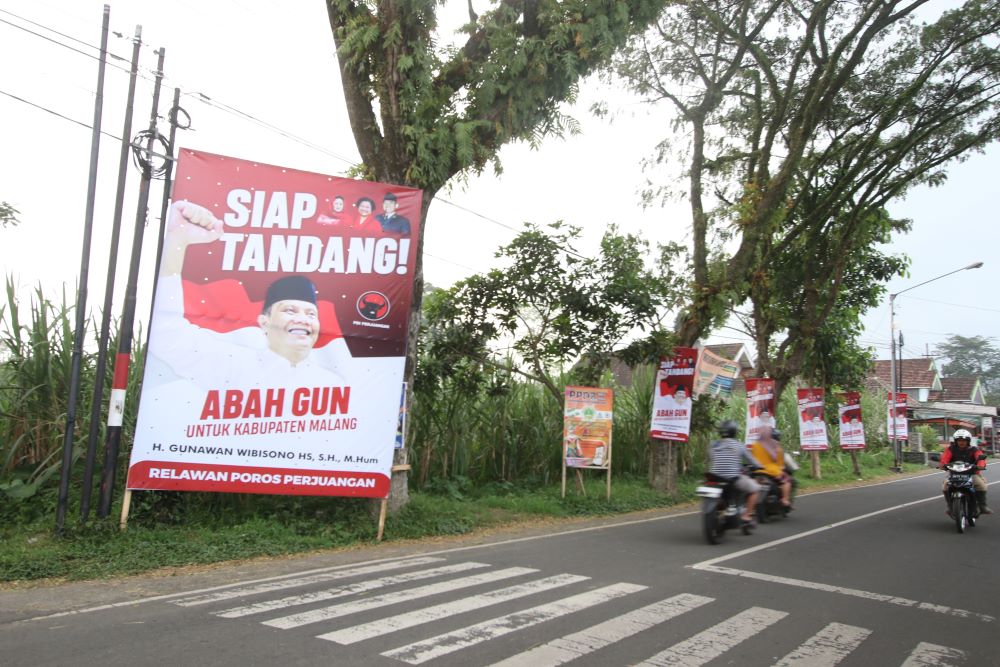 Baliho Gunawan berjejer di salah satu kawasan