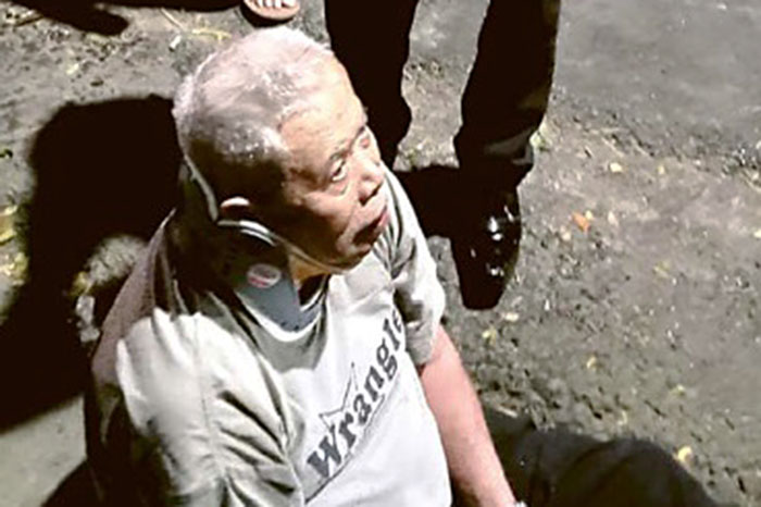 NAHAS: Pengemudi minibus Daihatsu Espass, Slamet duduk termangu setelah kecelakaan tunggal di Beji Kota Batu, Kamis malam (16/5).