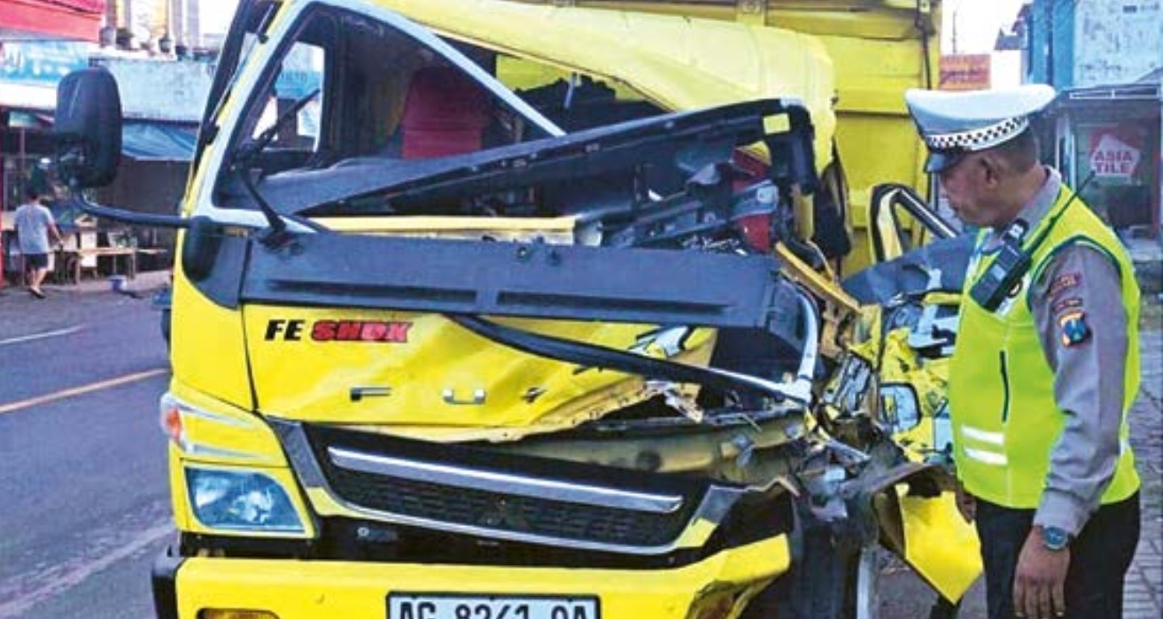 RINGSEK: Truk Mitsubishi dengan nopol AG 8241 OA seusai kecelakaan di tepi Jalan Raya Pakisaji Malang kemarin (17/5)