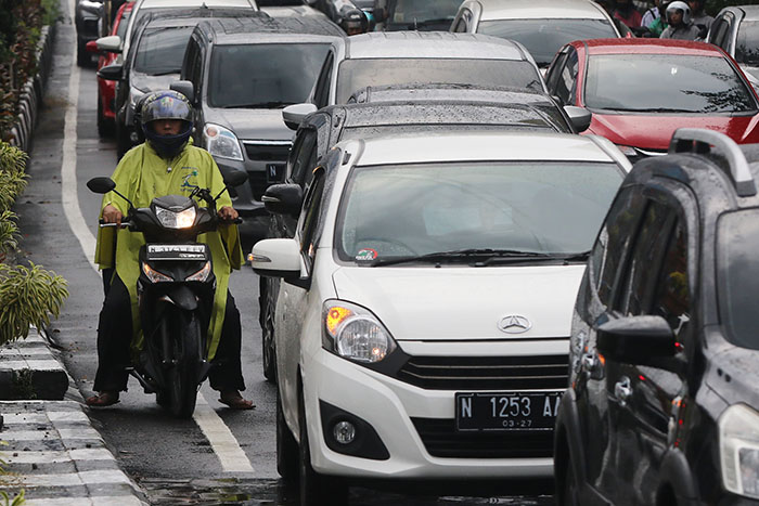 Sepeda motor dan montor di Jalan JA Suprapto Malang. Perbedaan satu huruf dalam bahasa Malangan ternyata berbeda arti