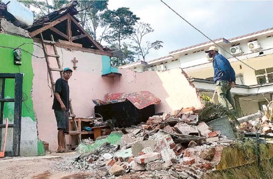 Rumah di RT 02/RW 03 Desa Tlekung, Kecamatan Junrejo yang tertabrak mobil masih dibiarkan pemiliknya.