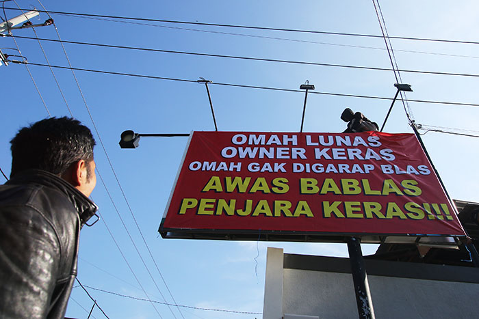 Baliho berisi kalimat sindiran untuk pengembang perumahan D