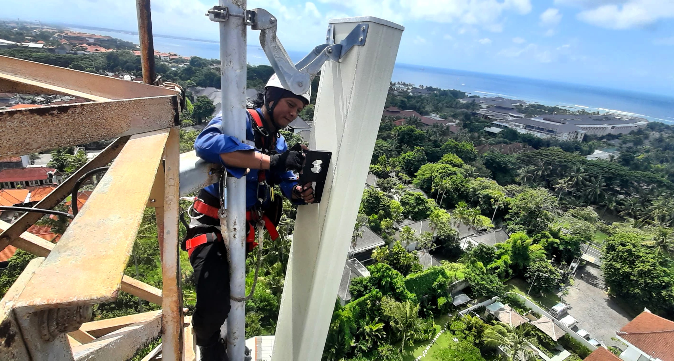 Seorang teknisi XL Axiata sedang melakukan pemeliharaan dan optimalisasi perangkat BTS (Base Transceiver Station) di Nusa Dua, Kabupaten Badung, Bali, beberapa waktu yang lalu.