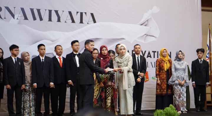 BIKIN BANGGA : Penganugerahan siswa-siswi berprestasi akademik dan non-akademik oleh Kepala SMAN 4 Malang Dr Hari Wahjono SPd MPd, Minggu (19/5).