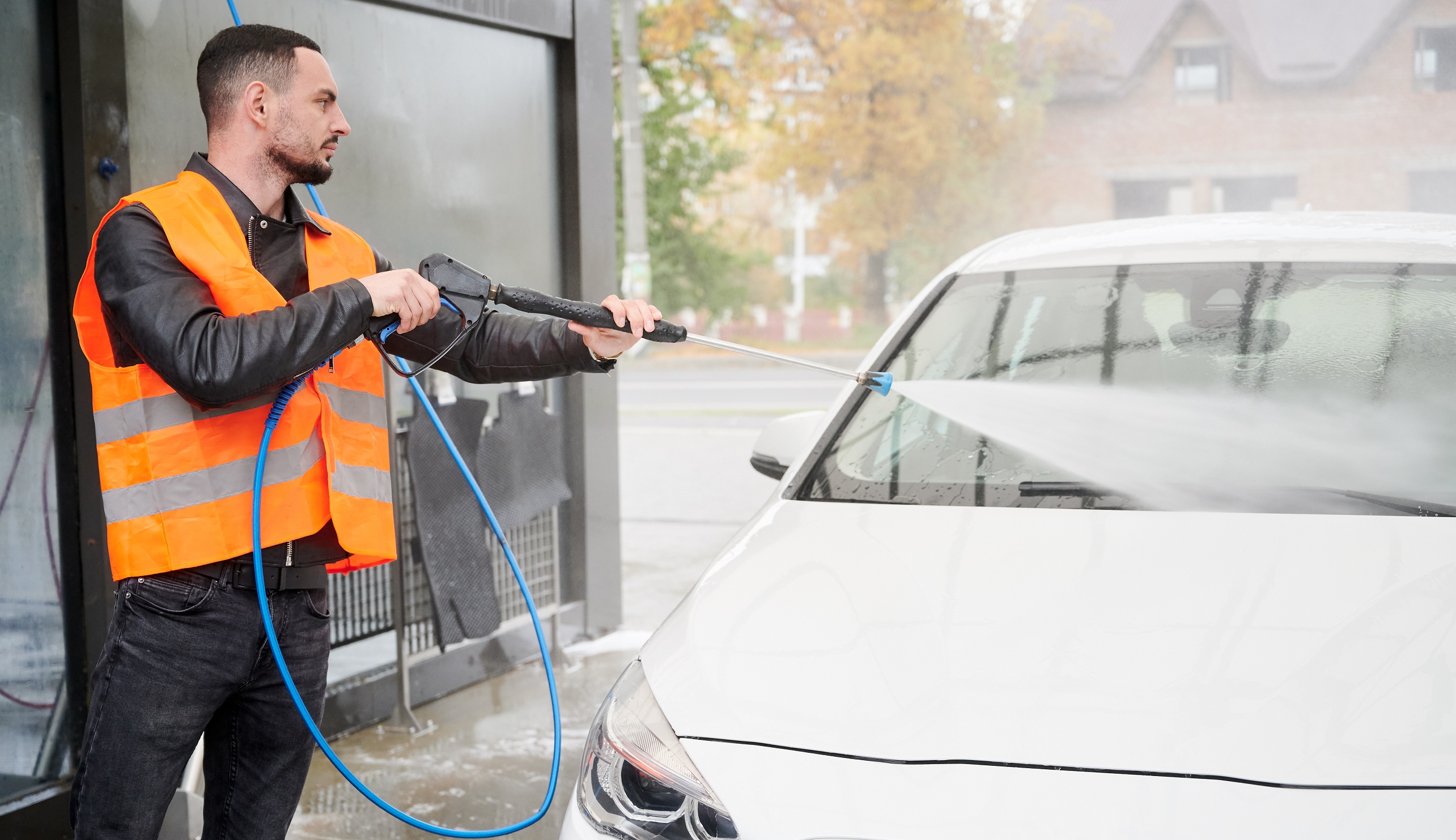 Seorang pria mencuci mobil. (freepik)