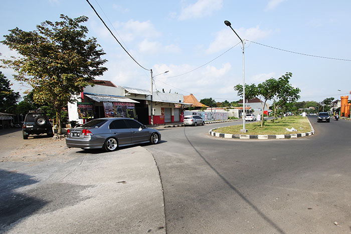 TERKENDALA LAHAN: Proyek Jalan Tembus Danau Jonge-Sulfat sudah terhenti sejak 2021. Area jalan yang belum dibangun sepanjang 200 meter.