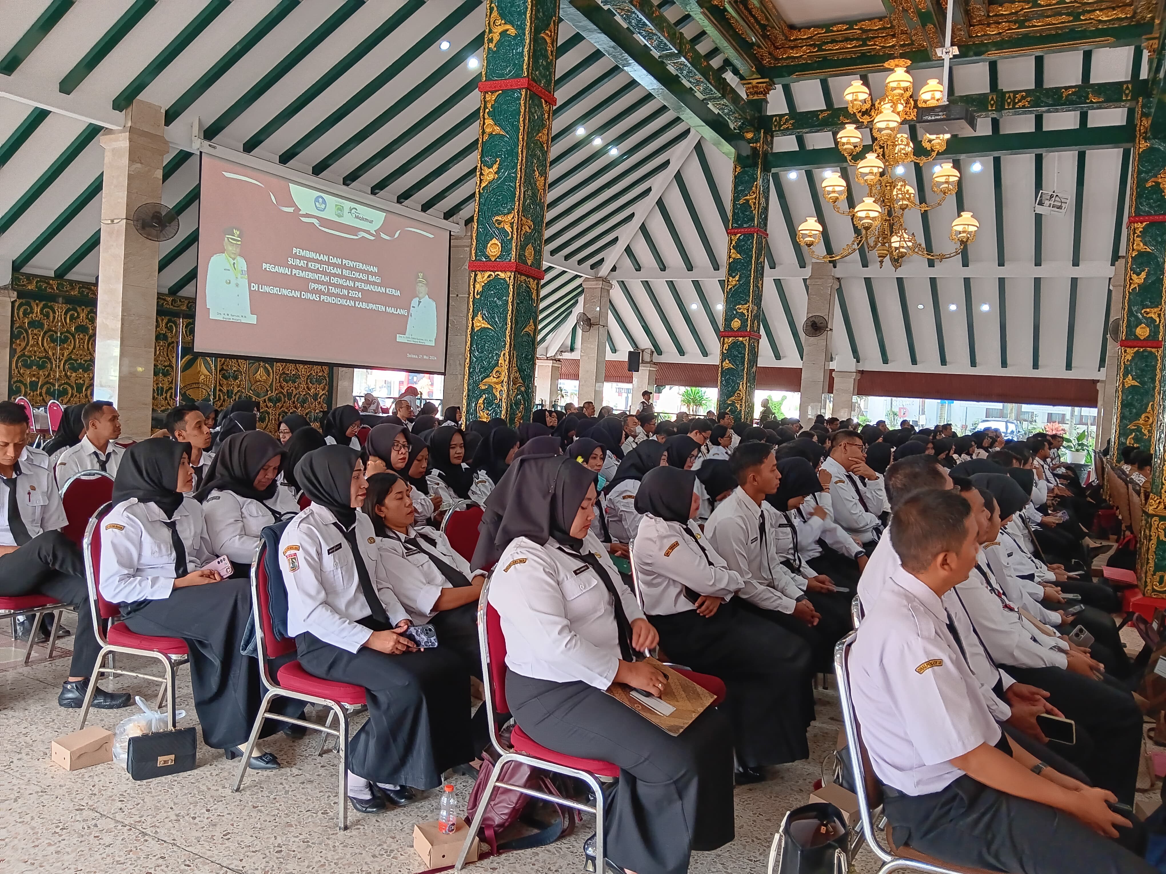 RELOKASI: Ratusan guru PPPK menerima SK pindah tugas di Pendapa Agung Kabupaten Malang kemarin (21/5).