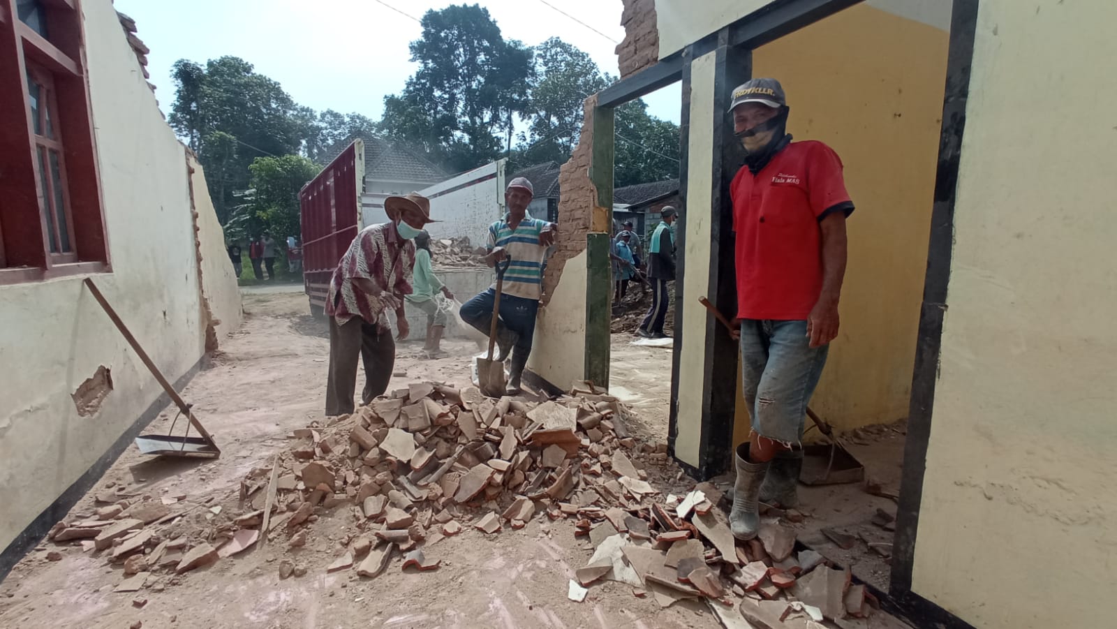 REBUTAN GONO-GINI: Warga bergotong-royong membersihkan rumah Sugiarti di Dusun Gandungan, Desa Karanganyar, Poncokusumo setelah di-buldoser anaknya.