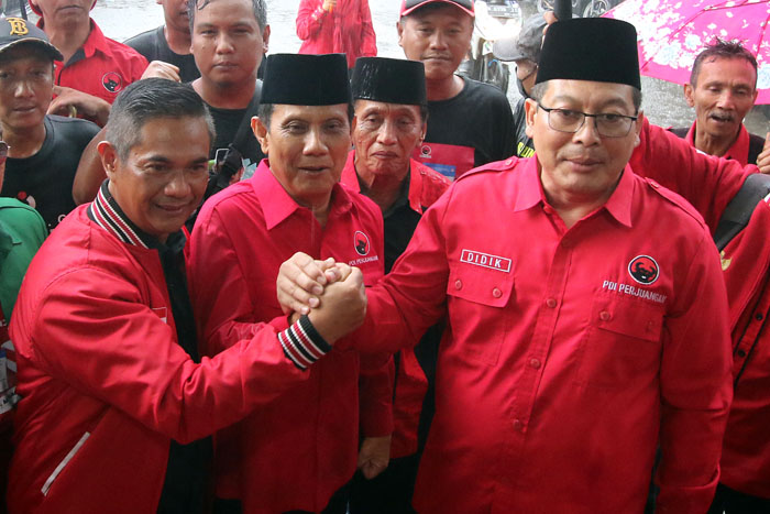 Didik Gatot Subroto (paling kanan) Ketua DPC PDIP Kabupaten Malang saat menyambut Gunawan Wibisono yang daftar calon Bupati Malang 2024 dari PDIP. Didik sendiri didaftarkan calon Wali Kota Batu 2024