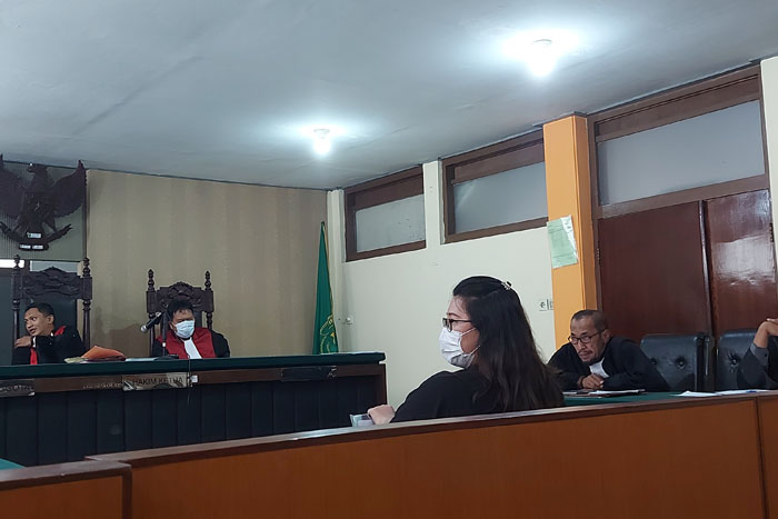 PEMERIKSAAN TERDAKWA: Gina Gratiana menjawab pertanyaan jaksa dan majelis hakim di Pengadilan Negeri Malang kemarin (20/5).