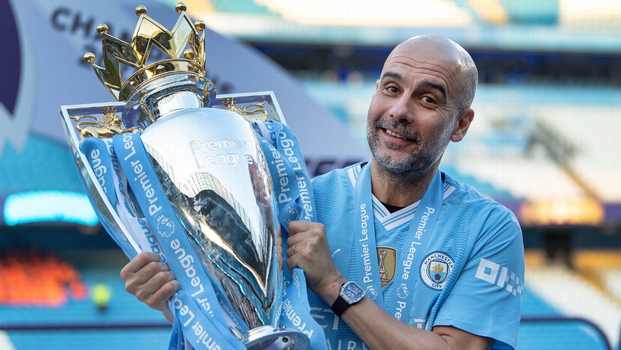 Pep Guardiola membawa piala EPL 2023/2024. (ESPN)