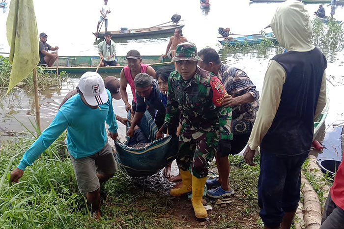 GAGAL MANCING: Warga dan relawan mengevakuasi jenazah pemancing yang tenggelam di Sungai Brantas kawasan Dusun Cungkal, Desa Sumberpetung, Kecamatan Kalipare Kemarin