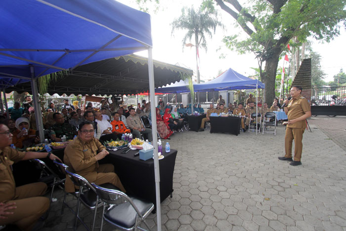 GAYENG: Pj Wali Kota Malang Wahyu Hidayat (kanan) melangsungkan sesi tanya jawab bersama warga Kecamatan Klojen, kemarin.