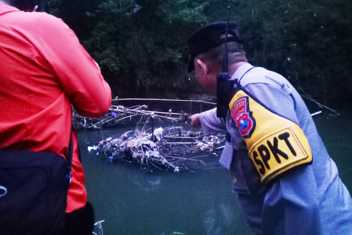 TKP: Tempat ditemukannya salah satu korban, yakni pohon dan bambu kering yang bercampur sampah sampai di aliran sungai.