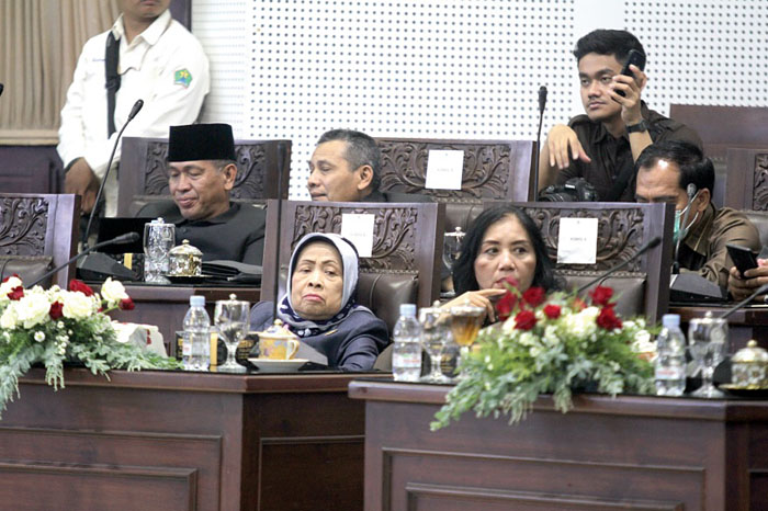 TUNGGU MK: Sejumlah anggota DPRD Kota Malang mengikuti sidang paripurna, beberapa hari lalu. Beberapa dari mereka akan digantikan wajah-wajah baru.