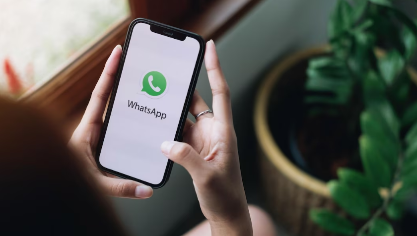 Ilustrasi orang menggunakan WhatsApp. (Pinterest)