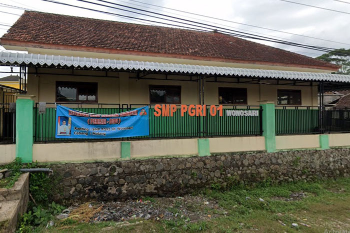 Gedung SMP PGRI 01 Wonosari Malang. Rombongan wisatanya kecelakaan di Tol Jombang Mojokerto, dua meningga.