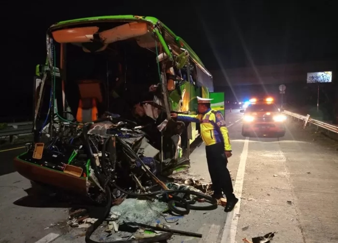 Kecelakaan yang menimpa bus wisata rombongan SMP PGRI Wonosari Malang di Jombang, Selasa malam (21/5). Dua meninggal