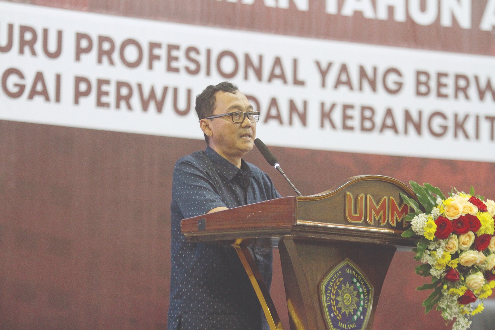 SAMPAIKAN PESAN: Wakil Rektor I UMM Prof Dr Akhsanul In&rsquo;am PhD memberikan sambutan pembuka seminar.