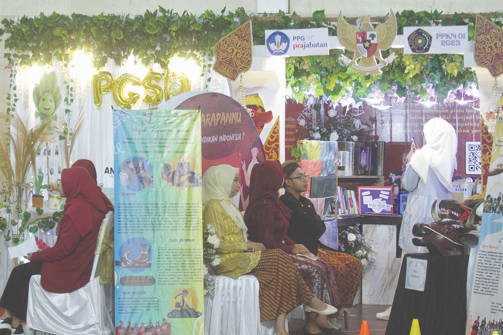 KREATIF: Salah satu stan karya mahasiswa PPG Prajabatan FKIP UMM jadi daya tarik peserta seminar.
