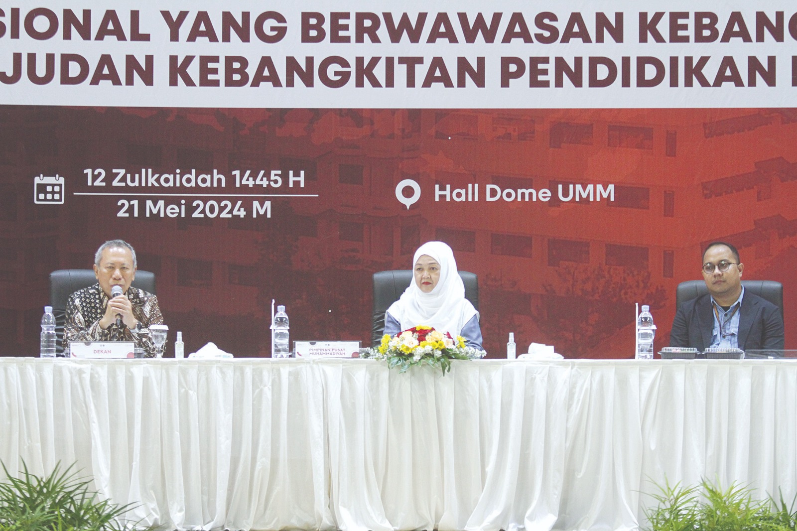 BERI PESAN: Dekan FKIP UMM Dr Trisakti Handayani MM (tengah) ikut memberikan materi pada seminar kebangsaan kemarin.