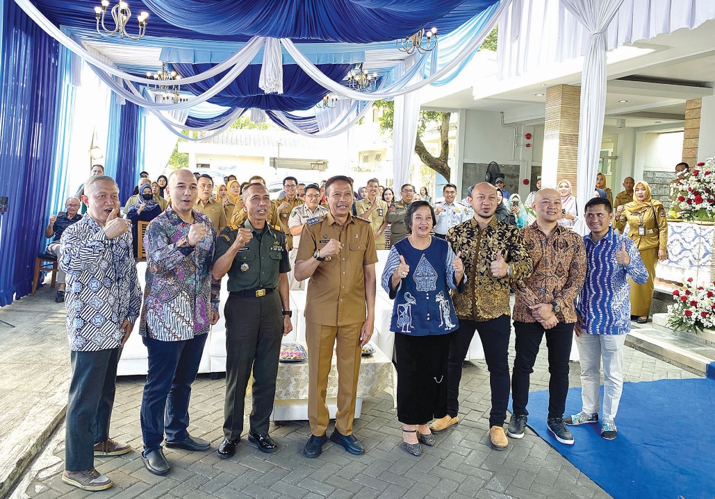 PERESMIAN: Jajaran pimpinan Klinik Utama dr Benggol bersama Pj Wali Kota Malang setelah melakukan peresmian gedung kemarin.