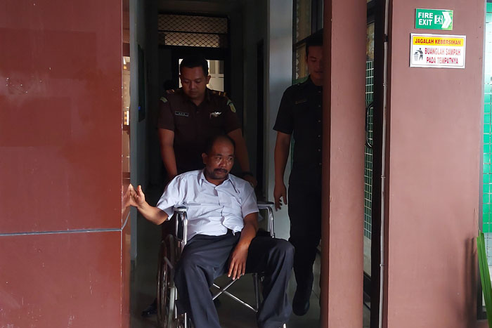 SAKIT: Rosidi diantar petugas kejaksaan menuju ruang sidang Pengadilan Negeri Kepanjen menggunakan kursi roda kemarin (21/5).