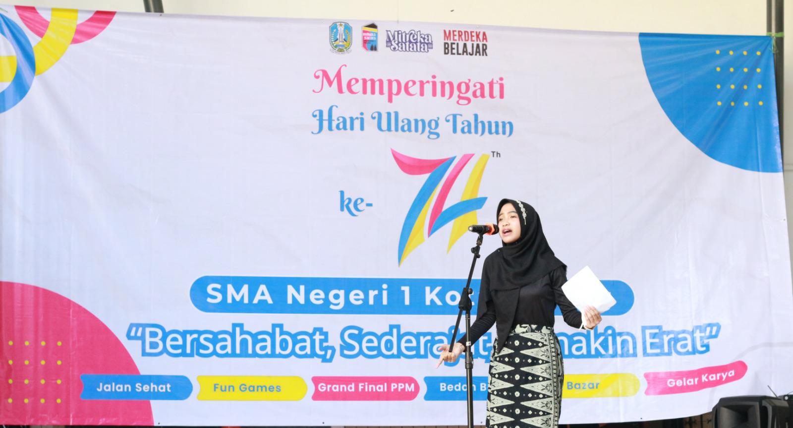 Penjiwaan salah satu siswi SMAN 1 Malang membacakan puisi dalam rangkaian HUT Smansa.