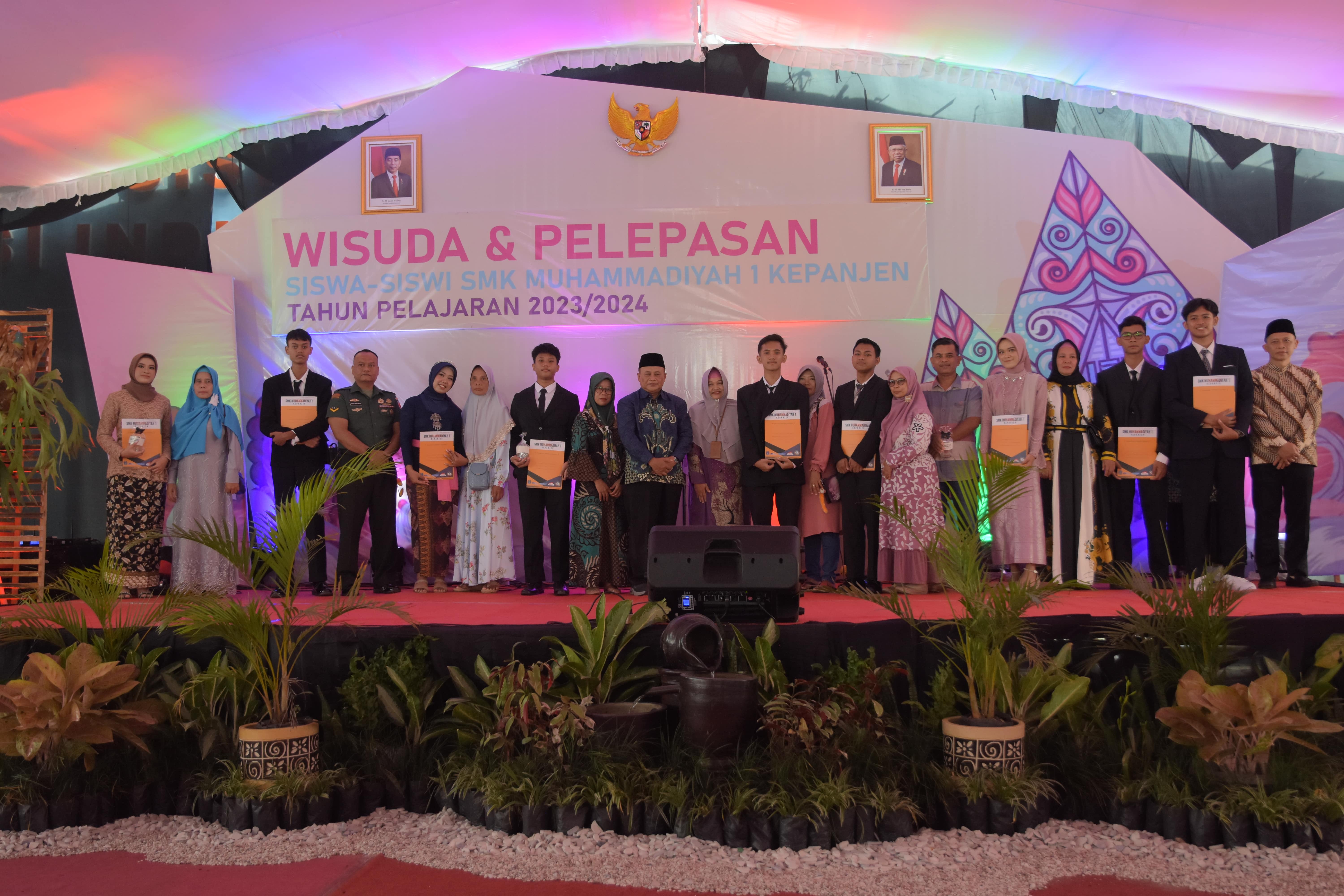 LULUSAN SIAP KERJA: Kepala SMK Muhammadiyah 1 Kepanjen Malang Drs Maryanto MM (tengah) bersama para wisudawan dan wisudawati terbaik.