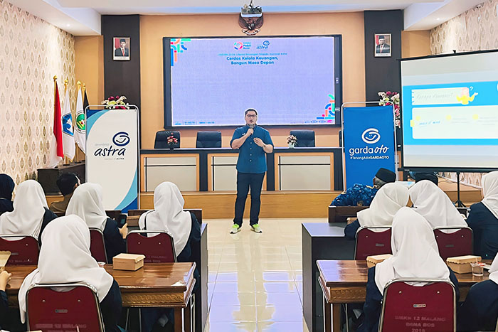 Branch Head Asuransi Astra Malang, Michael Evan saat sedang menyampaikan materi mengenai pengelolaan keuangan khususnya meminimalisir risiko yang merugikan pada para pelajar di SMKN 12, Malang (20/5)