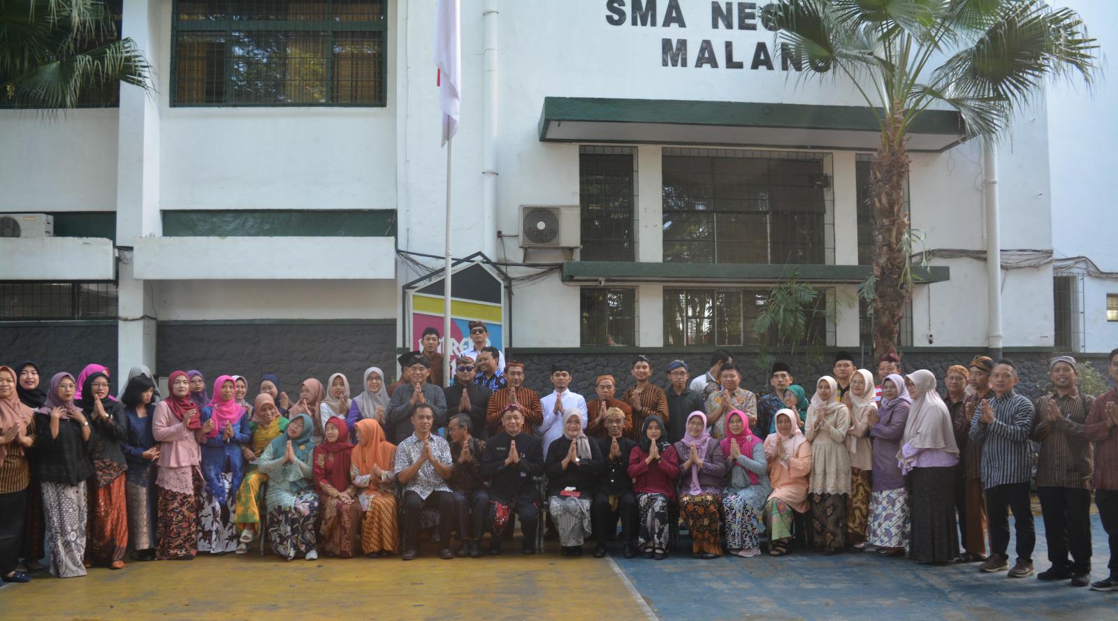 SOLID : : Kebersamaan Kepala Sekolah Dr Basuki Agus Priyana Putra MPd dengan seluruh guru dan staf saat peringatan HUT Smansa, April lalu.