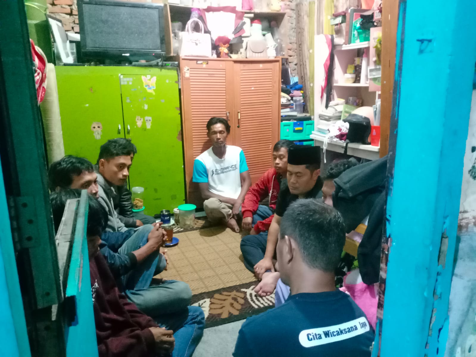 DATANG LANGSUNG: Kepala Disdikbud Kota Malang Suwarjana (pakai peci) takziah ke rumah mendiang Intan Aqilla Zaina pada Selasa malam (21/5). (Nahdiatul Affandiah/Radar Malang) &nbsp;