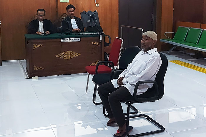 DUHUKUM 5 TAHUN: Suroso dihadirkan ke Pengadilan Negeri Malang untuk mendengarkan pembacaan putusan perkara pencabulan kemarin (22/5)