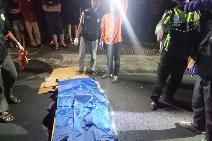 LUKA DI KEPALA: Mayat Harno dimasukkan ke dalam kantong jenazah sebelum dievakuasi pada Selasa malam (21/5).