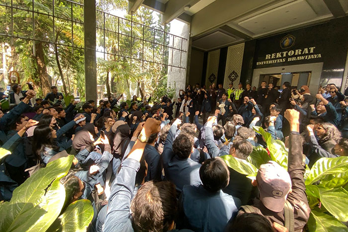 GARA-GARA PTNBH: Ratusan mahasiswa UB menyuarakan aspirasi terkait kenaikan UKT ke gedung rektorat, kemarin siang.