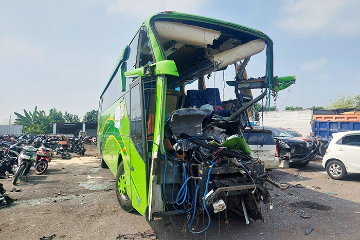 Bangkai bus kecelakaan yang menewaskan dua orang dari rombongan SMP PGRI 1 Wonosari Malang