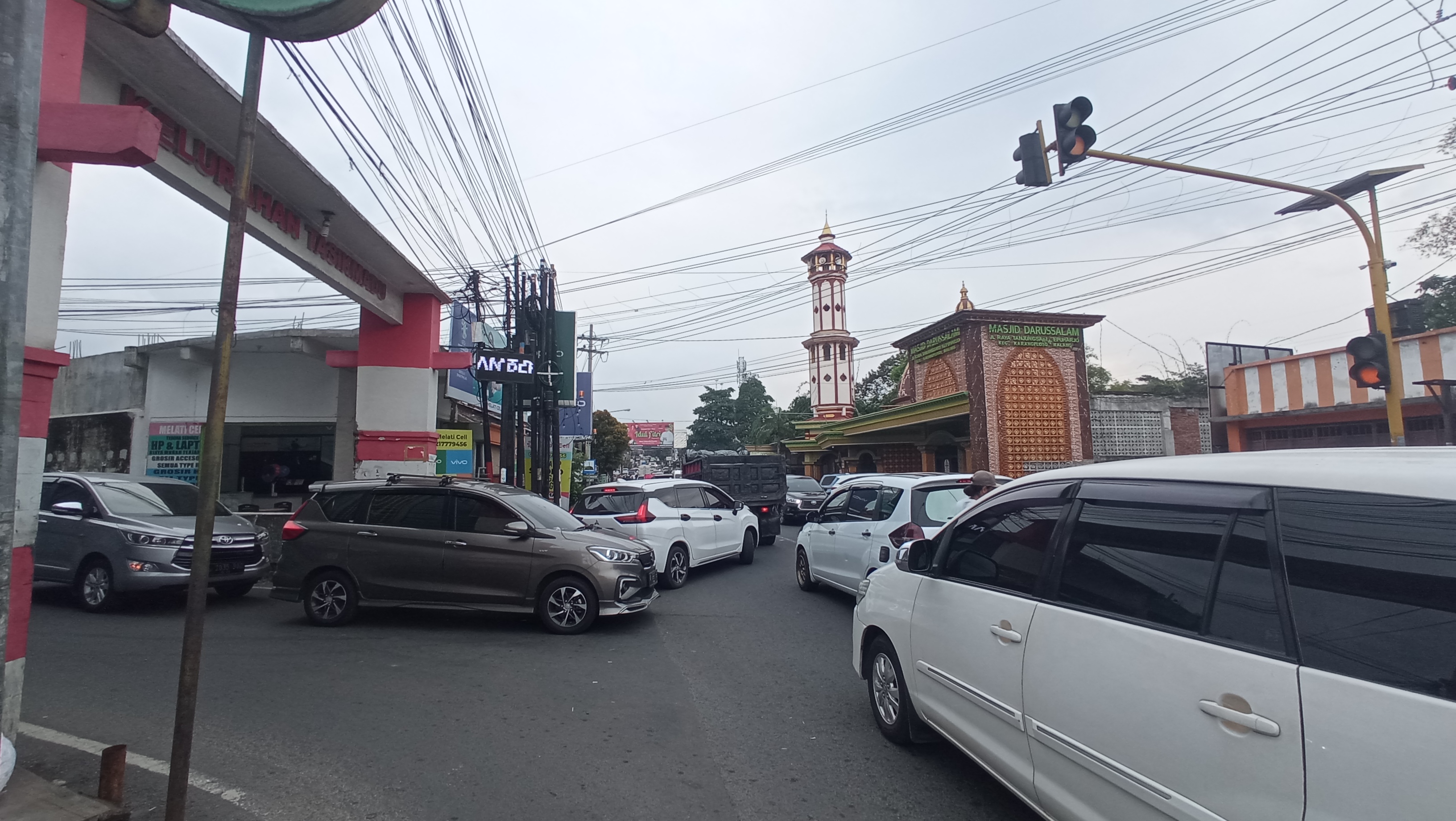 HINDARI MACET: Kendaraan keluar masuk di simpang empat Kepuharjo, Kecamatan Karangploso, Kabupaten Malang. Kawasan tersebut merupakan jalur alternatif Singosari-Kota Batu.