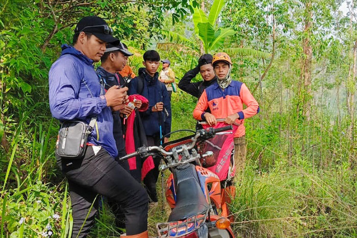 PENCARIAN SEJAM: Petugas gabungan menemukan empat pendaki yang usianya masih remaja di area Gunung Panderman, kemarin.