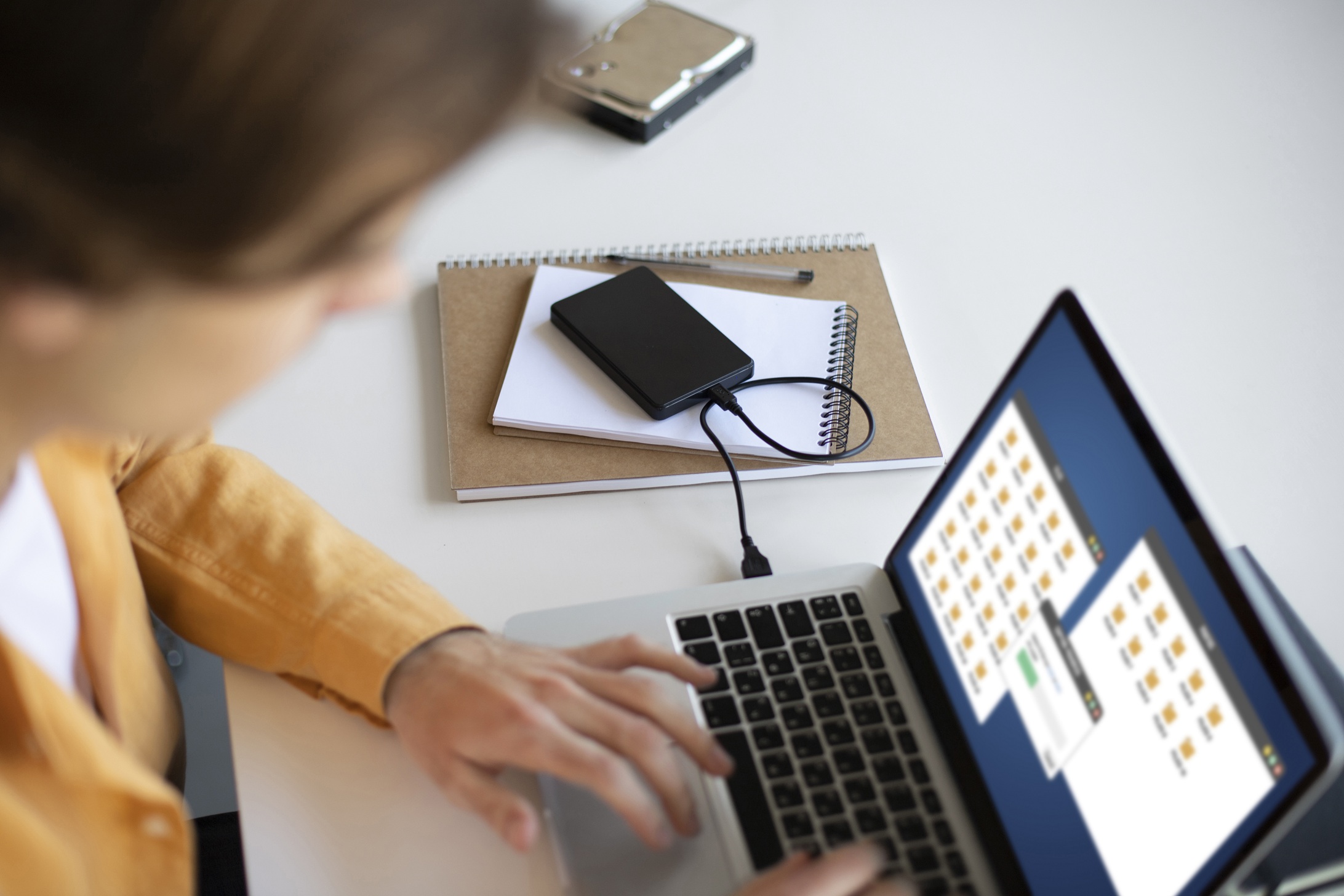 Ilustrasi seseorang menggunakan hard disk. (Freepik)